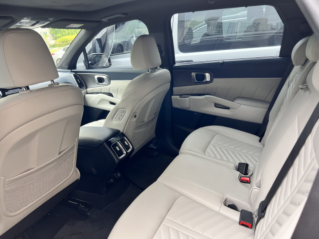 레그룸이 충분히 확보되는 2열. 양쪽 끝엔 컵홀더가 장착돼 있다.